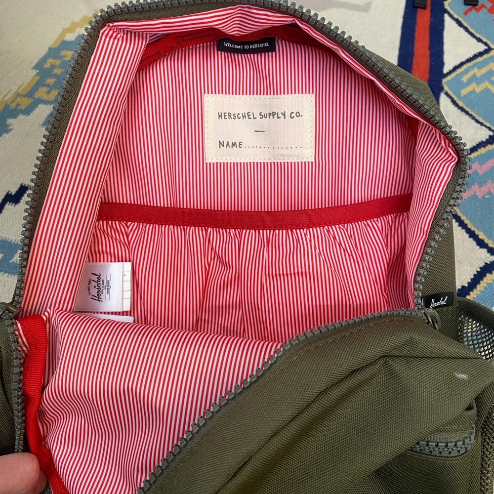Small backpack Herschel. Worn a couple of times, like new.